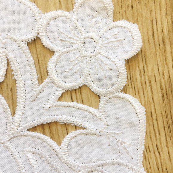4 VINTAGE Table Napkins with Cutwork &  Embroidery. Elegant Linen - Picture 4 of 8